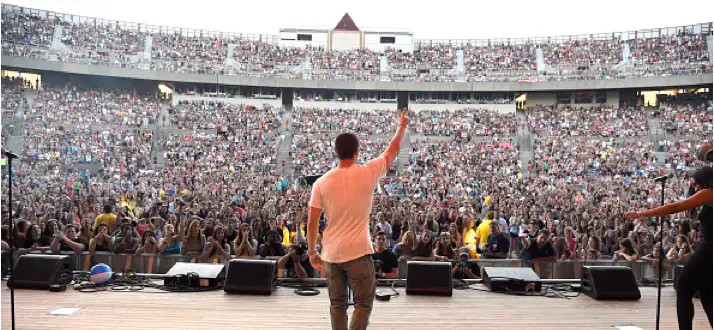 jones beach amphitheater crowd